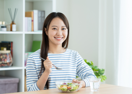 サラダを食べる女性