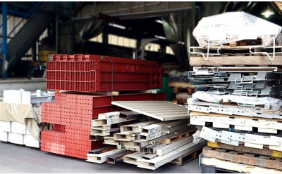 画像：倉庫に積まれたリサイクルされる建材